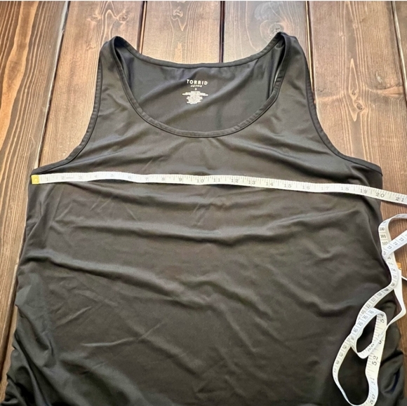 torrid | Performance Ruched Side Scoop Neck Sleeveless Active Tank - Picture 9 of 10